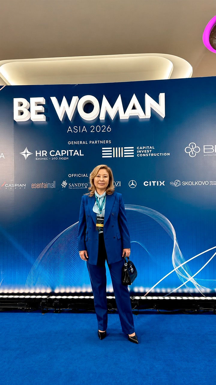 Президент компании «Акниет» на фоне стенда форума BE WOMAN ASIA 2026 во Дворце Республики