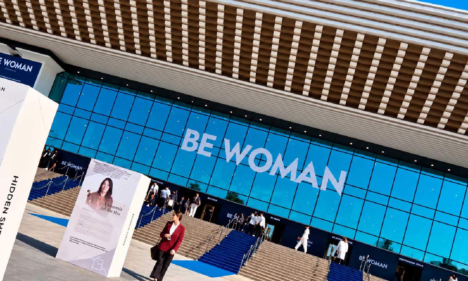 Здание Дворца Республики в Алматы с надписью BE WOMAN и инсталляцией Hidden Shero у входа